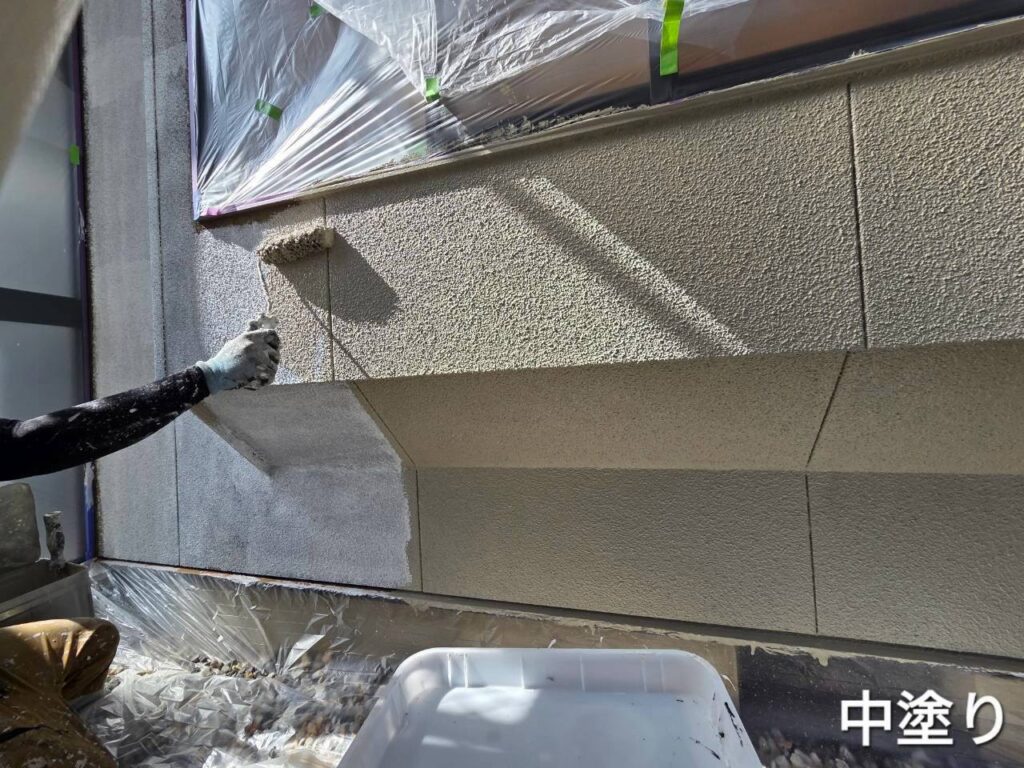 上塗りだけで仕上げようとすると、必要な塗膜厚を確保しにくくなります。下塗り・中塗り・上塗りを分け、それぞれの役割を持たせることで、外壁を保護する塗膜を形成していきます。